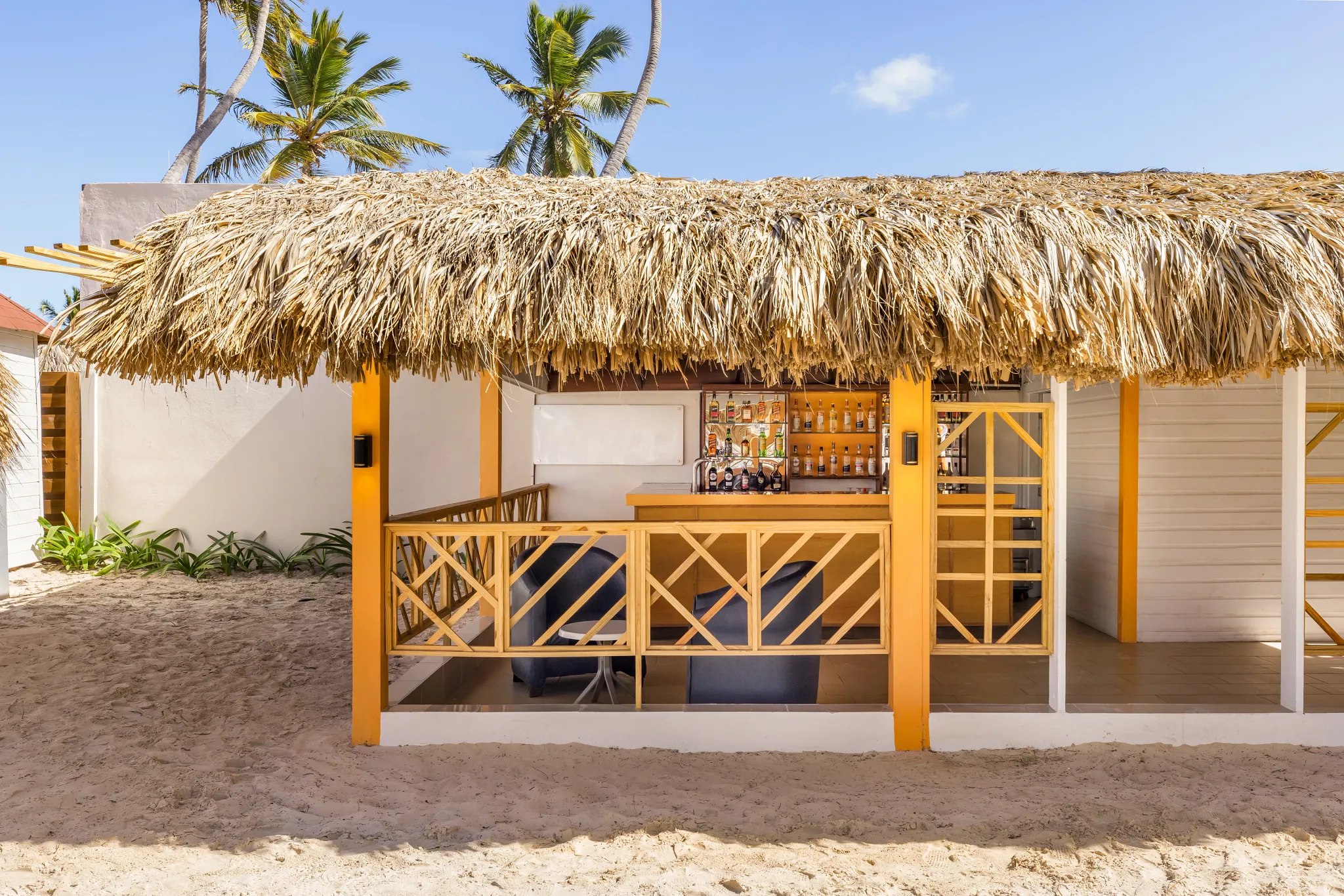 Barracuda bar at Sunscape Coco Punta Cana featuring tropical outdoor seating, refreshing cocktails, and a relaxed Caribbean beach atmosphere.