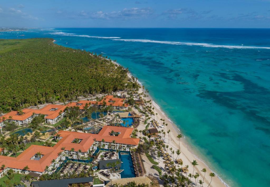 Dreams Flora Resort and Spa Punta Cana luxury family-friendly all-inclusive with pristine beach, elegant pools, and lush tropical landscaping.