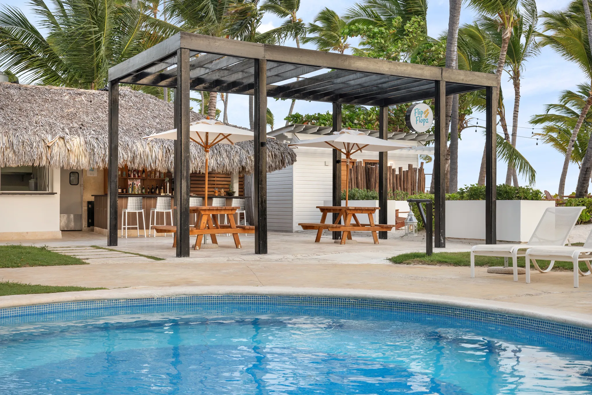 Flip Flopz Bar & Snack at Sunscape Coco Punta Cana featuring casual beachfront seating, tropical drinks, and quick bites in a relaxed island atmosphere.