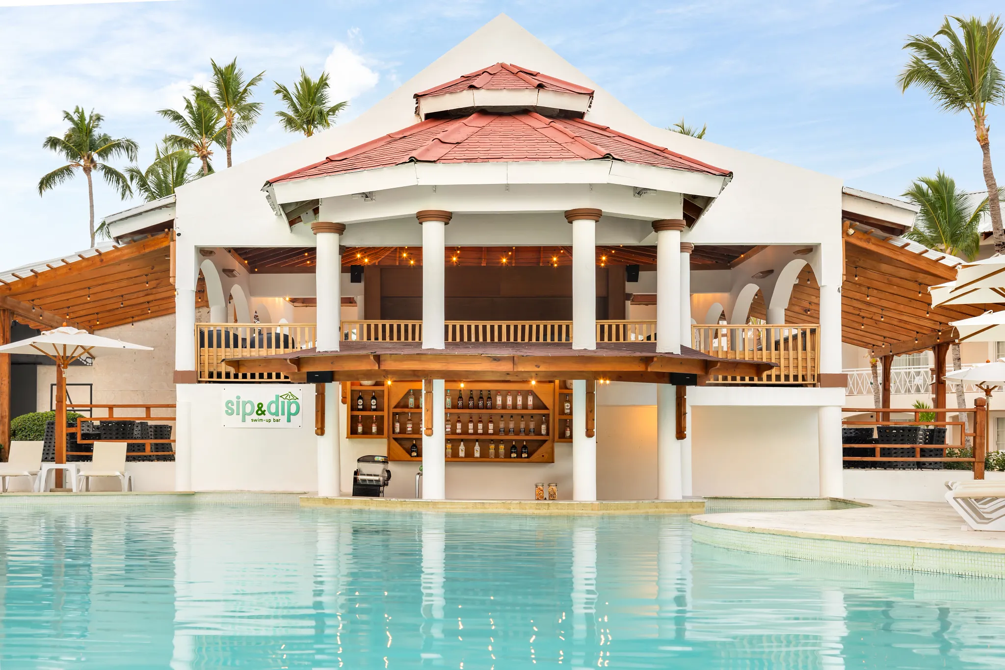 Sip & Dip swim-up bar at Sunscape Coco Punta Cana featuring tropical cocktails, poolside seating, and a lively Caribbean atmosphere.